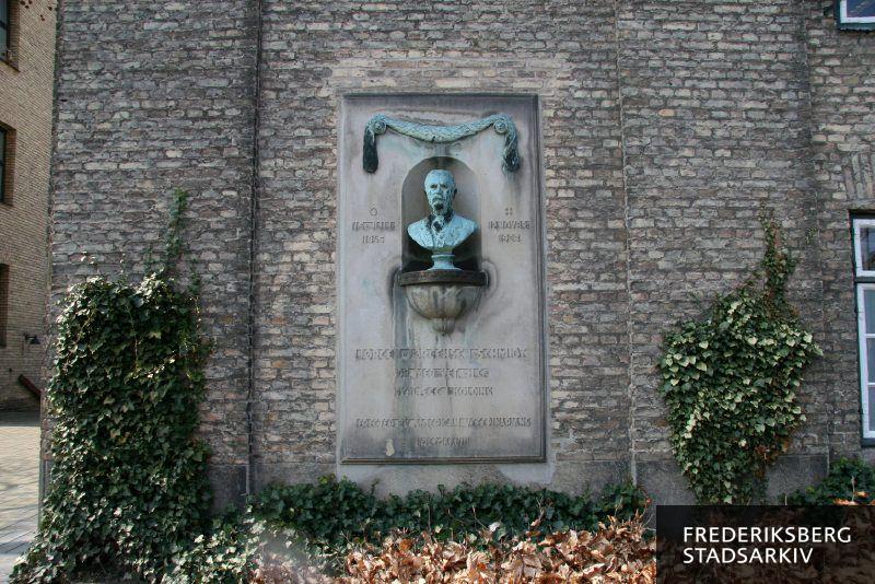 Grønnegårdsvej 7, Landbohøjskolen
Buste af dyrlæge Jørgen Jørgensen Schmidt
Udført af billedhuggeren Jørgen Windfeld-Schmidt
Opstillet 1928. Finansieret af amerikanske dyrlæger.
