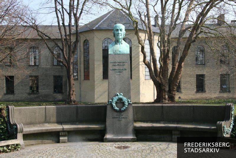 Grønnegårdsvej 7, Landbohøjskolen
Buste af professor Peter Christian Abildgaard, grundlægger af Landbohøjskolen
Udført af billedhuggeren August Hassel
Opstillet 1910