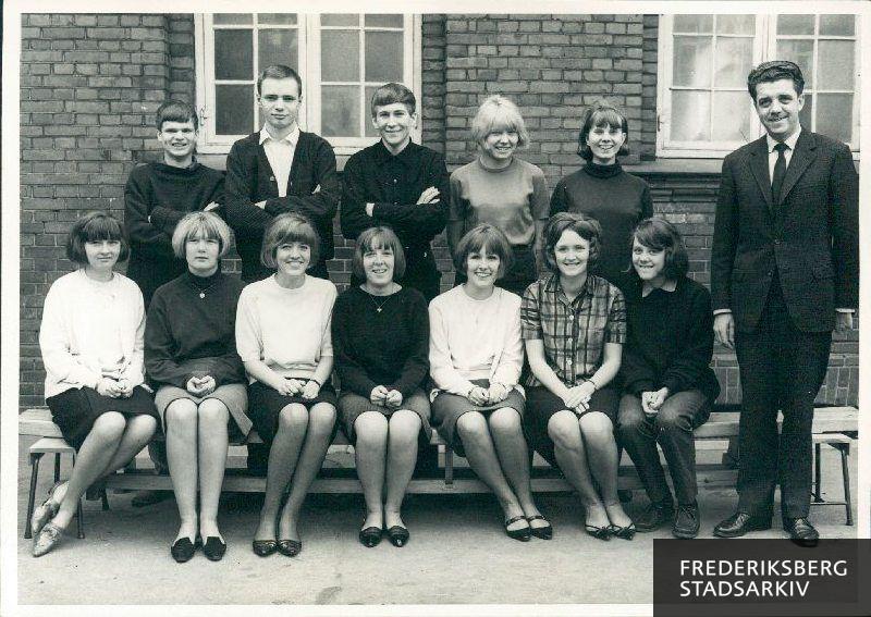 Skolen på Godthåbsvej.10. kl., 1964-1965.
1. række set fra venstre: 1) Kirsten Christensen, 2) Lillian Jensen, 3) Jette Rye Petersen, 4) Gunna Larsen, 5) Lone Jensen, 6) Yvonne Christensen, 7) Ulla Elsager, 8)  lærer Svend B. Nielsen.
2. række 1) Kjeld Svane