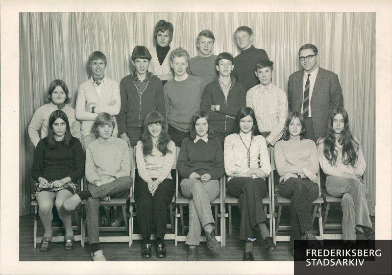 Skolen på Godthåbsvej. 9. kl., 1968-1969.
1. række set fra venstre 1) Gitte Hansson, 2) Stig Rasmussen, 3) Lajla Magnus, 4) Inge Bringskov, 5) Anne Ohgrøn, 6) Anitta Grønbeck, 7) Marianne Nielsen.
2. række 1) Hanne Krabbe Nielsen, 2) Jelva Wendt, 3) Jørn Kris