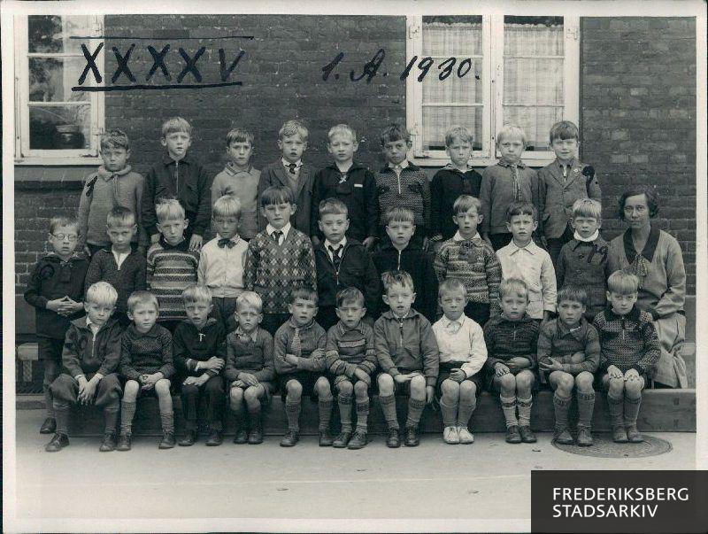 Skolen ved Solbjergvej. 1.A. 1930 Klasselærerinde frk. Johanne Klavsen
jNederste rk. fra venstre: Jørgen Christensen, Ingvar Raaberg, John Jensen, Leif Franck Iversen, Carl Johan Blussing, Svend Madsen, Knud Lund, Kaj Pedersen, Henry Johannesen, Gustav Eriksen, Henry Møller 
Mellemste rk.: Rikard Caspersen, Erling Wibe Petersen, Tage Madsen, Ernst Andersen, Herbert Christiansen, Mogens Greve, Herbert Johansen, Arne Christensen, Henning Geneser, Svend Erik Christensen, lærerinde frk.Johanne Klavsen 
øverste rk.: Capri Lillit, Georg Bruun, Richard Sørensen, Mogens Røssel, Jens Aksel Petersen, Per Lassen, Leif Dohm Hansen, Max Sørensen, Erik Madsen Koch
Manglende elever, Axel Corell, Eivin Hansen, Jørgen Larsen