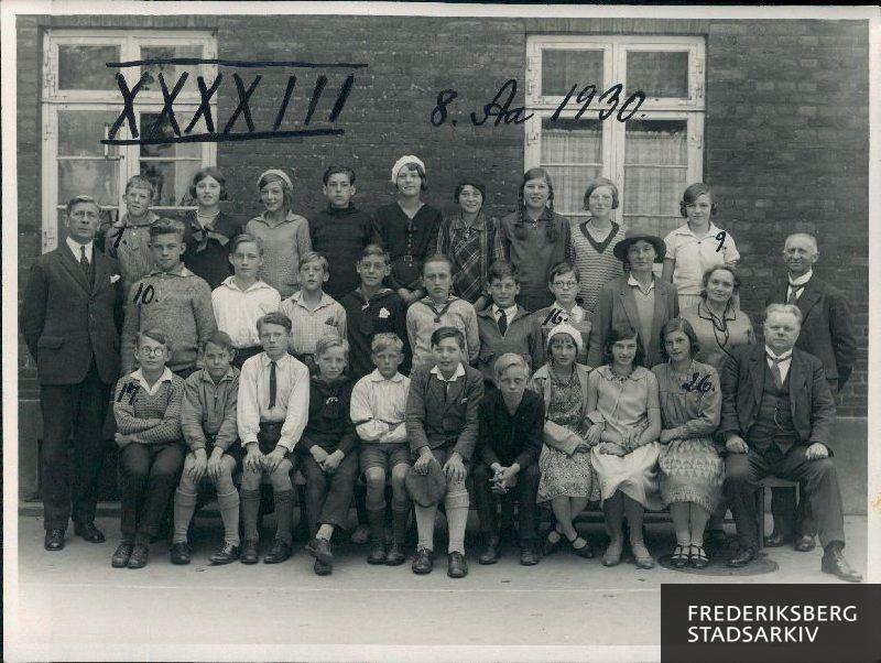 Skolen ved Solbjergvej. 8.Aa. 1930.Lærere: Klasselærerinde Frk. Joh. M. Mathiesen. Frk. N. Ramsing, Hr. C. Marke. Hr. Holg. Harder, Inspt. Johansen
Nederste rk. fra venstre: John Jørgensen, Gert Morell Larsen, Børge Pedersen, Aksel Jørgensen, Poul Christensen, Fritz Holst, Børge Petersen, Gerda Møller, Tove Jeppesen, Evy Jansson + en lærer
Mellemste rk: Svend Bengtsen, Aage Henriksen, Albert Petersen, Keld Nielsen, Peter Olsen, K. Hakon Olsen, Tonning Landing + tre lærere
Inger Wessel mangler
Øverste rk.: en lærer, Thorkel Mortensen, Lilly Jensen, Else de Gier, Günnar Wackerhagen, Helga Lauritzen, Inger Petersen, Kirsten Gründahl, Karen Stenspil, Gerda Hansen