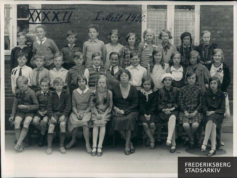 Skolen ved Solbjergvej, 1.Mel.1930.Lærerinde Frk. Minna Olsen
Nederste rk. fra venstre: Mogens Bentzen, Knud Nørremark, Evald Schütt, Edel Sørensen, Alice Jørgensen, Lærerinde Frk. Minna Olsen, Tove Pedersen, Inge Rasmussen, Esther Kruse, Inge Behrensdorff Larsen
Mellemste rk.; Hugo Hansen, Svend Olsen, Johan Mortensen, Preben Jensen, Mogens Mølberg, Henning Jahnsen, Henning Jensen, Else Jensen, Jonna Caspersen, Alich Åkerlund, Inger Ludvig
Øverste rk.: Karl Peter Anderson, Herbert Nikolajsen, Aage Wibe Petersen, H. Bredstrup, Ellen Munksgaard, Esther Reimer, Alice Andersen, Solveig Jørgensen, Aase Lundbak, Grethe Willemann
Manglende elev: Richard Larsen