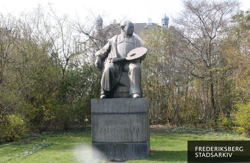 Kristian Zahrtmanns Plads
Statue af maleren Kristian Zahrtmann
Udført af billedhuggeren Hans Syberg
Opstillet i 1931