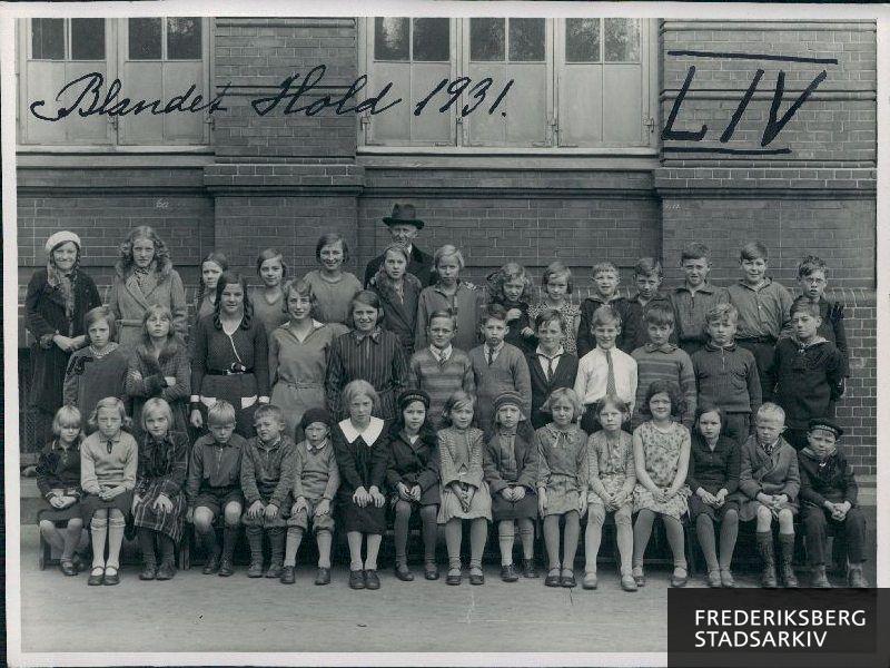 Skolen ved Solbjergvej. Blandet hold. 1931.
Nederste rk. fra venstre:Else Gudrun Jensen ,Else Iversen,Lizzie Larsen, Erik Christiansen, Poul Henning Petersen,  Ib Christensen, Betty Seidler, Erna Braun, Edith Persson, Margot Persson, Grethe Iversen, Birthe Christiansen, Grethe Hansen, Aase Nielsen, Jørgen Haugaard Larsen, Leif Jensen
Mellemste rk.: Rita Petersen, Inga Pedersen, Ulla Børgesen, Edel Hansen, Benthe Lund,Freddy Nielsen, Erik Røssel, Arne Christoffersen, Preben Madsen, Ejner Griff, Jørgen Jakobsen, Leo Poulsen
Øverste rk.: Agnete Møller, Agnete Berth, Gurli Clausen, Lilli Kindberg, Esther Larsen, Lizzi Andersen, Inger Andersen, Else Hermansen, Margrethe Christoffersen, Gudmund Jensen, Aksel Andreassen, Helge Petersen, Niels Hofgaard, Fritjof Norup