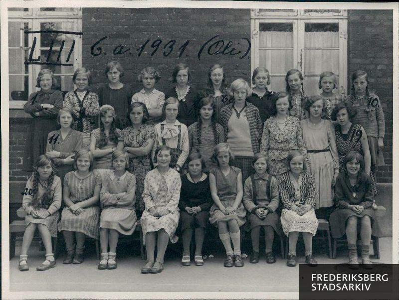 Karriere fort Underholdning Skolen ved Solbjergvej. 6.A. 1931. Overlærer fru Friis-Skotte Nederste rk.  fra venstre: Ida Hult,