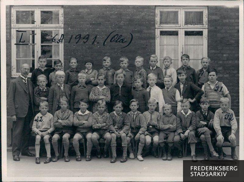 Skolen ved Solbjergvej. 1931. 6.A. .Hr. Overlærer Hellung
Nederste rk. fra venste : Erik Hansen, Tage Rystrand, Aage Johannesen, Gert Nielsen, Keld Larsen, John Solberg, Jørgen Stenspiel, Palle Iversen, Finn Nevland, Aage Jørgensen, Viggo Larsen
Mellemste rk.: overlærer Hellung, Helge Simonsen, Sven Aage Hansen, John Hansen, Kaj Hasmark, Kaj Nielsen, Erling Hansen, Gerhard Rasmussen, Erik Ole Christensen, Edward Reyhe, Poul Jensen 
Øverste rk.: Helge Parding, Ib Jensen, Alfred Jensen, Olaf Christensen, Mathias Rasmussen, Mogens Christensen, Kaj W. Jensen, John Werner, Herman Andersen, Oscar Petersen, Poul Isaksen
Fraværende elever: Preben Madsen, Erik Røssell