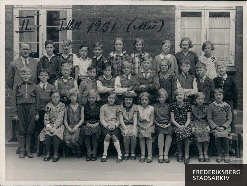 Skolen ved Solbjergvej .1931. Klasselærer Hr. Munksgaard
Nederste rk. fra venstre: Grethe Bøstrøm, Lilly Nielsen, Gudrun Jørgensen, Anni Wæber, Ruth Johansen, Henny Sauermilch, Rita Johnsen, Vera Madsen, Norma Jensen, Johanne Jørgensen
Mellemste rk.: Bruno Thomsen, Egon Clausen, Erik Mortensen, Bent Hansen, Gunnar Hein, Svend Andersen, Kaj Thermöhlen, Gerda Mülich, John Andersen, Jørgen Petersen, Knud Beltoft
Øverste rk.: lærer Munksgaard, Bengt Geneser, Leif Frederiksen, Paul Breddal, Herman Hautpflug, Eva Jensen, Tove Jensen, Grethe Hundrup, Vita Jørgensen, Ellen Jørgensen
Fraværende elever: Aksel Andersen, Inger Andersen