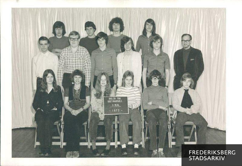 Skolen på Godthåbsvej.3 Real, 1972.
1. række set fra venstre:  1) Bente Henriksen, 2) Anita Brøndum, 3) Susanne Jensen, 4) Annette T. Pedersen, 5) Tom Højer Dahl, 6) Gert Bruun.
2. række  set fra venstre: 1) Erich Falensteen, 2) Bjarne Brandt, 3) Søren Larsen, 4) Lars Nielsen
