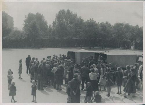Tyske flygtninge er i lastbiler ankommet til Søndermarkskolen, som den tyske besættelsesmagt havde okkuperet i marts 1945. Flokken bestod fortrinsvis af mindreårige, et mindre antal gamle mænd desuden kvinder i alle aldre. forlyder, at gammel ...
