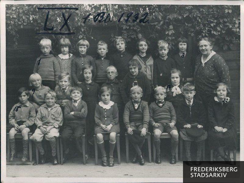 Skolen ved Solbjergvej 1932. 1.Bl. Lærerinde Frk. Anna Hansen
Nederste rk. fra venstre: Leif Sørensen, Børge Olsen, Alex Wagner, Inge Christoffersen, Jørgen Madsen, Mogens Madsen, Steffen Mortensen, Ragna Wanting
Mellemste rk.: Alice Mülich, Jens Tofteng, Birthe Schulot, Robert Schrøder, Jytte Andersen, Lis Annette Jensen
Øverste rk.: Olaf Møller, Alice Poulsen, Tove Andersen, Olaf Wiberg, Lis Hansen, Elly Cortsen, Alfred Sivertsen, Lilian Anderson
Bagest tilhøjre: Lærerinden