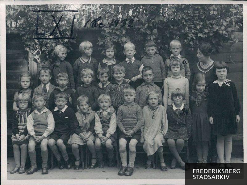 Skolen ved Solbjergvej 1932. 1.Cc. Lærerinde frk. R. Schacke
Nederste række fra venstre: Rita Winslüw Petersen, Mogens Nissen, Erik Hansen, Grete Jensen, Bjarne Henrichsen, Bent Møller, Annelise Bøjlesen, Tove Hansen
Mellemste rk.: Aase Andersen, Mogens Thiim, Finn Bennekow?, Niels Vizt Andersen, Mogens Petersen, Gunner Titze, Rudolf Knudsen, Inge Bonnén, Hanne Olesen, Elsebeth Elensky?
Øverste rk.: Inger Larsen, Inger Jensen, Alice Rønneboe, Anne Jensen, Erik Nielsen, Jørgen Wagner Hansen
Bagest tilhøjre: Lærerinden