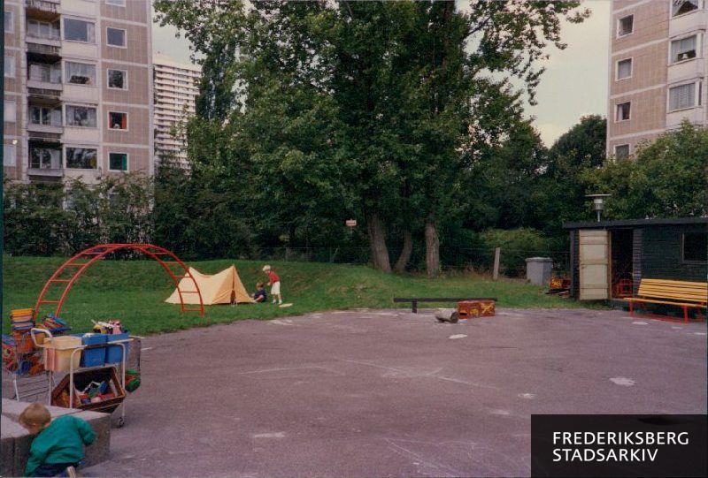 Børneinstitutionen Nymarken/Søndermarken (blev sammenlagt til Solmarken i 2011)
Børn på legepladsen