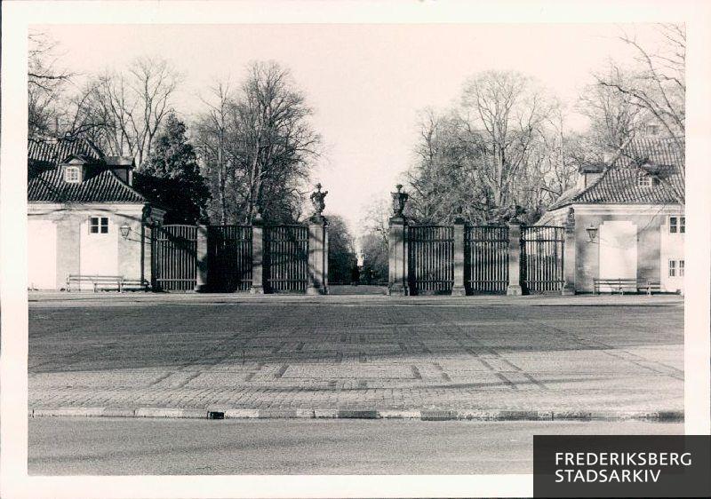 Hovedindgangen til Frederiksberg Have set med Frederiksberg Runddel i forgrunden. Laurierhuset ses til venstre, medens pendant-huset ligger i højre side. Laurids de Thuras gitterport fra 1753, der fører ind til haven, har udsmykkede sandstenspiller, der er kronet med vaser.