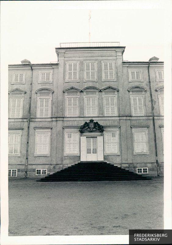 Facadeparti med hovedtrappe og dobbeltdør, som fører ind til den centrale hall på Frederiksberg Slot