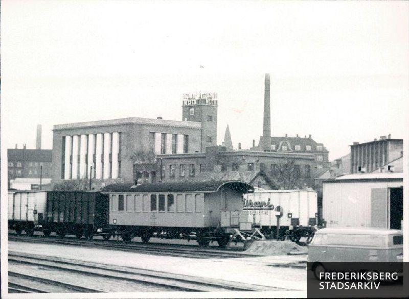 Solbjerg mejeri og godsbanen på Frederiksberg St..
I motivets højre side ses en rugbrødsfolkevogn