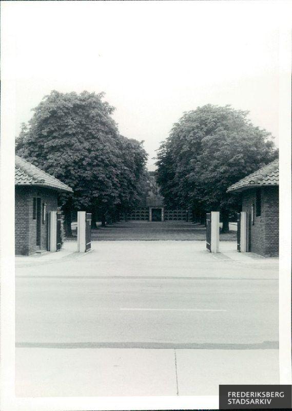 Søndermark Krematorium, Søndermark Kirkegård, med indkørsel. Søndermark Kirkegård fra 1928 blev tegnet af arkitekterne Frits Schlegel og Edvard Thomsen. Krematoriets facade har et mønster af nicher som i de romerske katakomber. Over indgangspartiet til det store kapel findes et relief af billedhuggeren Einar Utzon-Frank. Relieffet viser en engel med neg over en sokkel med symbolet alfa og omega. Indgangparti og relief er i bornholmsk granit. Bygningen er noteret i Kulturarvstyrelsen med bevaringsværdi 2 og stilarterne funktionalisme, klassicisme og anden stilart
Komplekset består udover selve krematoriet af det store og lille kapel, en ventesal og en pergola med mindeplader.