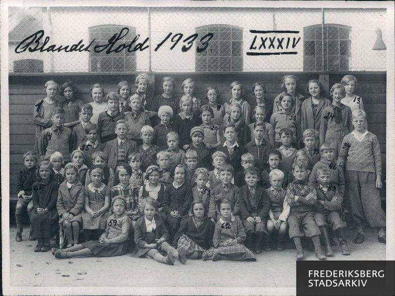 Skolen ved Solbjergvej. Blandet  hold 1933
Nederste rk fra venstre.: Inge Friis Rasmussen, Tove Mølholm, Gerda Hansen, Ida Pedersen
2. række fra neden: Gloria Jensen, Nirte Nielsen, Vita Christensen, Kirsten Hinne, Evelyn Fischer, Marie Bayer,Nenny Ulbrandt Jørgensen, William Christensen, Gunnar Christensen, Arne Schou
3.række fra neden: Finn Hansen, Erna Larsen, Grethe Ekdal, Ove Steenberg, Jørgen Breddal, Carl Bøgeskov Jensen, Svend Arne Jensen, Jørgen Thorsøe, Bodil Pedersen, Inger Hansen, Ove Cortsen
4. rk. fra neden: Jarl Flindt, Verner Jensen, Erland Jensen, Emil Frederiksen, Nina Frederiksen, Svend Andersen, Tage Mortensen, Ernst Bengtsen. Hans Henrik Rasmussen,
Viggo Larsen 
5.rk fra neden: Gunnar Jensen, Henning Bülow Skovborg, Jørgen Nielsen, Karl Andersen, Inger Tidemann, Grethe Hansen, Evin Bay Wedeby, Edith Nielsen, Frida Schmidt  
Øverste rk.: Grete Andersen, Elise Voss, Margot Olsen, Frida Zachariasen,  Anne Marie Petersen, Grete Okgrøn?, Gudrun Rasmussen, Tove Christensen, Tenna Hansen, Inge Rønnow, Lizzie Winther, Inga Winther, Ellen Margr. Hansen
