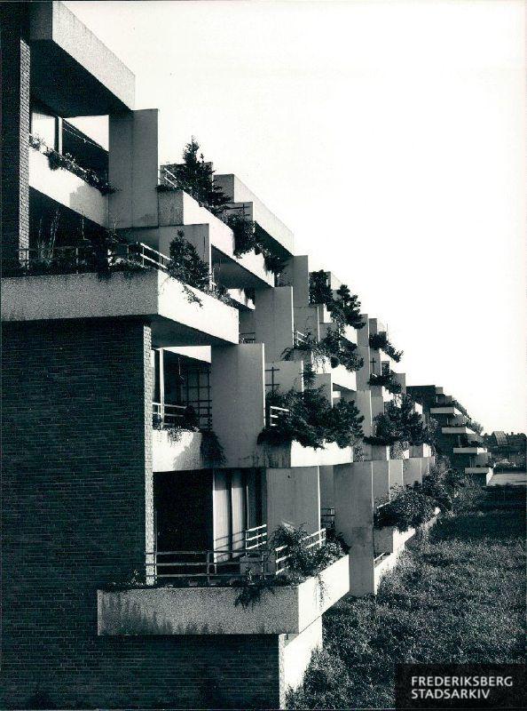 Ole Hagens boligbebyggelse på Johannes V. Jensens Allé 42 - 58 og Betty Nansens Allé 21 -49, der er præmiert af Frederiksberg Kommune 1976-1977