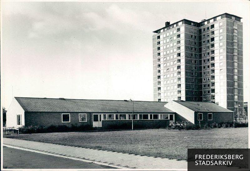 Børnehave på Borgmester Fischers Vej opført for 'Den Selvejende Institution Søndermarken' ved Københavns Almindelige Boligselskabs (KAB's) arkitektkontor. Byggeriet er præmieret for året 1957-1958. Til højre bagved ses ét af punkthusene
