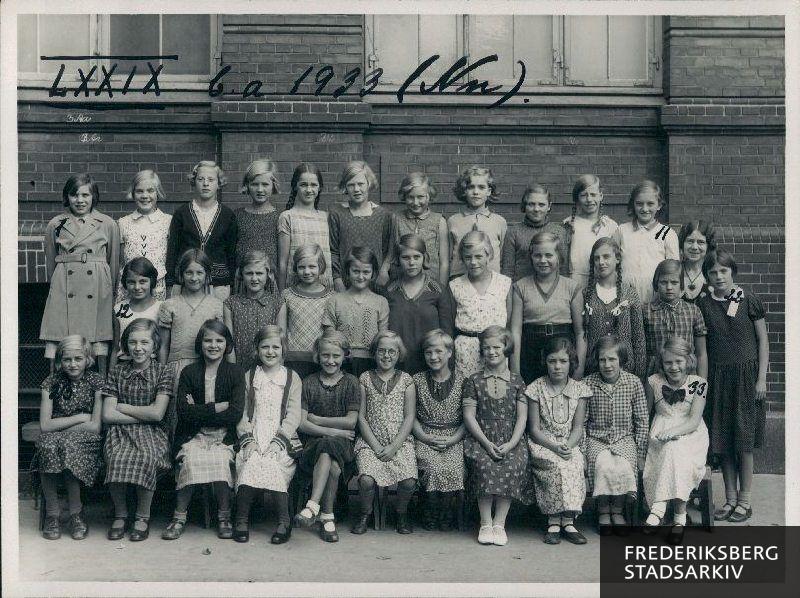 Skolen ved Solbjergvej. 6.a.1933. ( Nu )
Nederste række fra venstre: Riia Bruun, Asia Mølgaard, Lillian Larsen, Grethe Bentsen, Ida Jensen, Ida Hein, Anna Caspersen, Evelyn Sørensen, Valbrog Antoft, Ruth Bjørnbak, Jytte Fatzler, Ellen Ebbesen
Medllemste rk.: Tove Rasmussen, Gerda Jørgensen, Else Larsen, Lizzie Hansen, Grethe Larsen, Edith Aakerlund, Mimi Raaschou, Ella Jensen, Jytte Knorr, Margrethe Jensen
Øverste rk.: Gerda Hansen, Lizziie Larsen, Else Iversen, Ellen Fredskov, Tekla Olsen, Anni Nielsen, Else Nielsen, Betty Hansen, Agnes Larsen, Else Madsen, Sietta Pedersen, læreren ( uden navn)