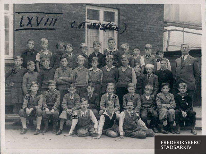 Skolen ved Solbjergvej. 6.B.1933 (Har)
Allernederst: Henning Andersen, Henning Johansen, Poul Verner Sørensen
2. nedersten rk.:Arne Olsen, Henry Matthiesen(Nielsen), Svend Birger Lauritzen, Karl Johan Karlsen, Erik Jensen, Axel Lundstrøm, Jørgen Landler, Preben Rasmussen, Johannes Christensen
3.rk. fra neden: Tage Frederiksen, Fritz Jensen, Georg Mortensen, Gert Jensen, Harry Hansen, Frede Larsen, Hugo Nielsen, Poul Klavsen, Helge Jensen, Ove Christoffersen, Victor Redahl
Øverste rk. : Jørgen Hansen, Erik Raaschou, Knud Bentzen, Arne Golubow, Aage Bech, Gorm Rasmussen, Jens Poulsen, Leif Petersen, Børge Bødtker, Svend Tobias Jørgensen, Bendt Vergo
3. rk. fra neden: Tage Frederiksen, Fritz Jensen, Georg Mortensen, Gert Jensen, Harry Hansen, Frede Larsen, Hugo Nielsen, Poul Klavsen, Helge Jensen, Ove Christoffersen, Victor Redahl