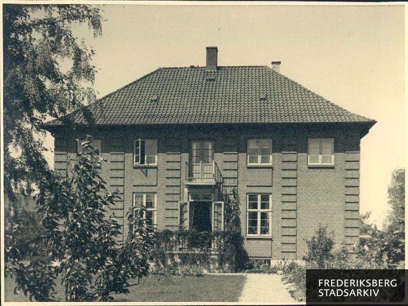 Doktor med. Valdemar Poulsens villa set fra havesiden. Arkitekt: Aage Lauritzen. Præmieret fra Frederiksberg Kommune 1929