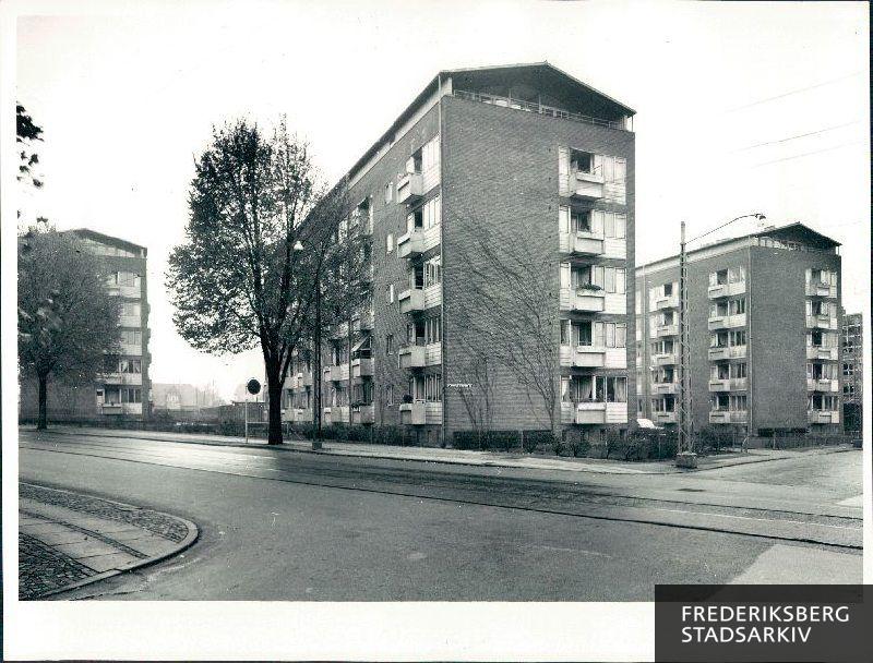 Folkepensionistboligerne 'Finsens Have' på Finsensvej 127-145, Nis Lorenzens Vej 1-11 og Sønderjyllands Allé 18, opført 1960. Præmieret af Frederiksberg Kommune 1964-1965