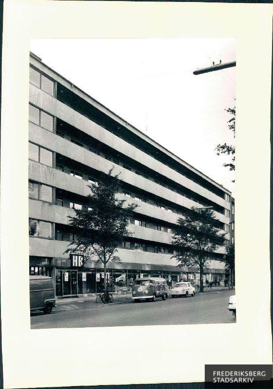 Beboelsesbygning på Finsensvej 47 A-B, opført i 1964 af Ejendomsselskabet af 5/4 1954 ved arkitekt Ole Hagen M.A.A. Præmieret af Frederiksberg Kommune for året 1964/1965