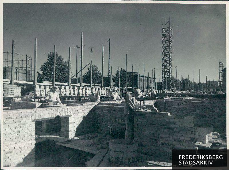 Murerarbejde i gang på det nye bolig- ejendomskompleks Flintholm Allé 35- 47, der står færdigt i 1947