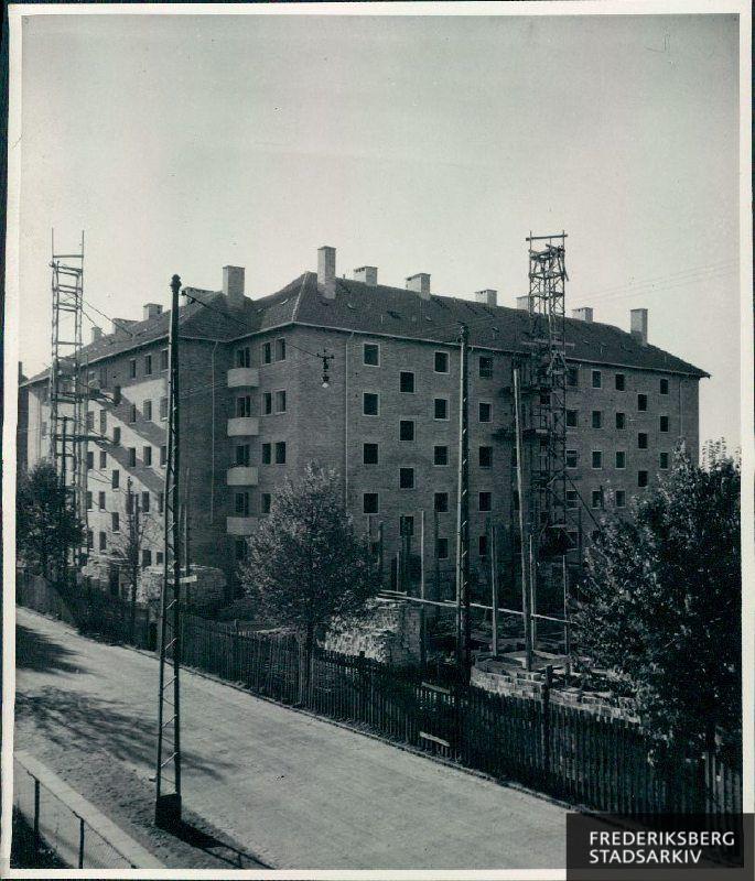 Ejendommen Flintholm Allé 35-47 er på vej mod sin færdiggørelse i 1947. Stilladset er endnu ikke pillet ned