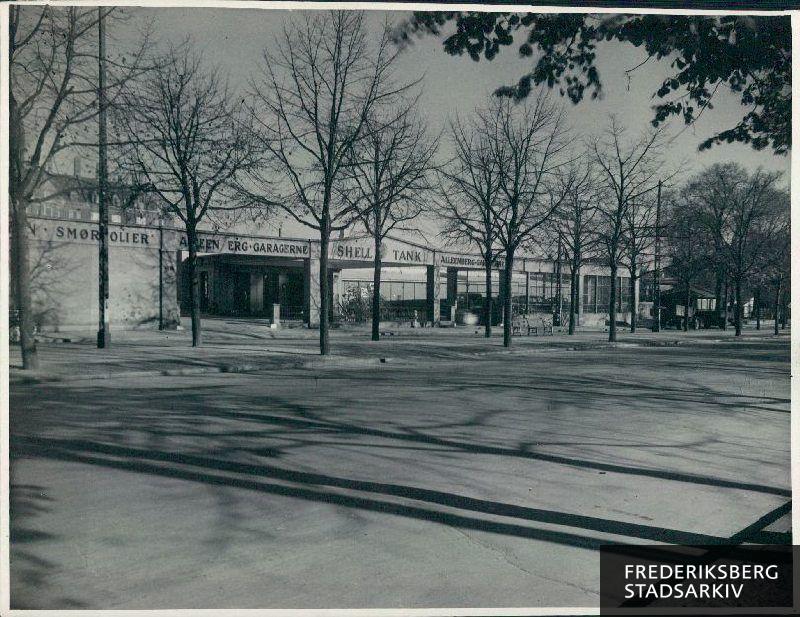 Garageanlægget på Frederiksberg Allé, hvor en engelsk flyvemaskine faldt ned i forbindelse med bombardementet af Shell-huset og Den Franske Skole 21. marts 1945