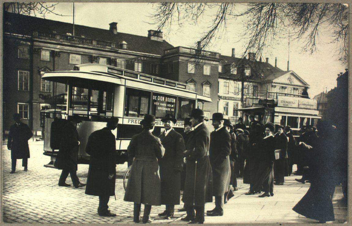 En motoromnibus (tv) og en hesteditto (th) på Kongens Nytorv