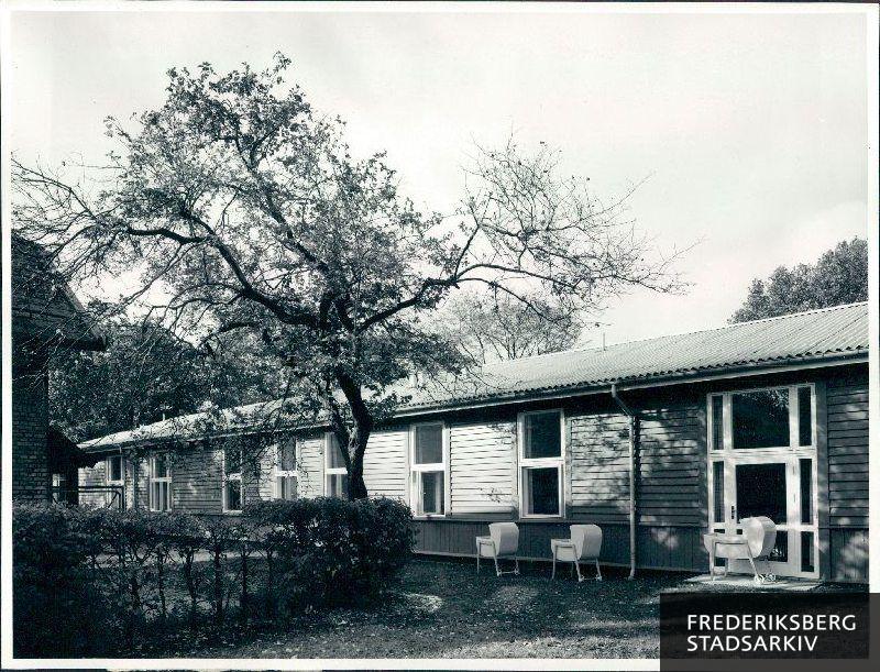 Vuggestuen er en del af Børnehuset Nyelandsgården  på Nyelandsvej 68-72, hvor pladserne fortrinsvis er for børn af forældre ansat ved Frederiksberg hospital