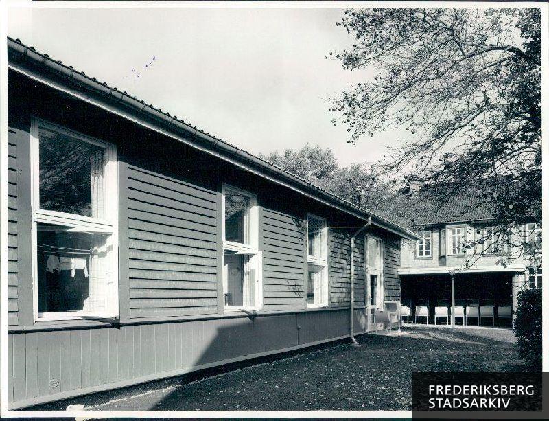Vuggestuen er en del af Børnehuset Nyelandsgården  på Nyelandsvej 68-72, hvor pladserne fortrinsvis er for børn af forældre ansat ved Frederiksberg hospital
Præmieret 1966/1967