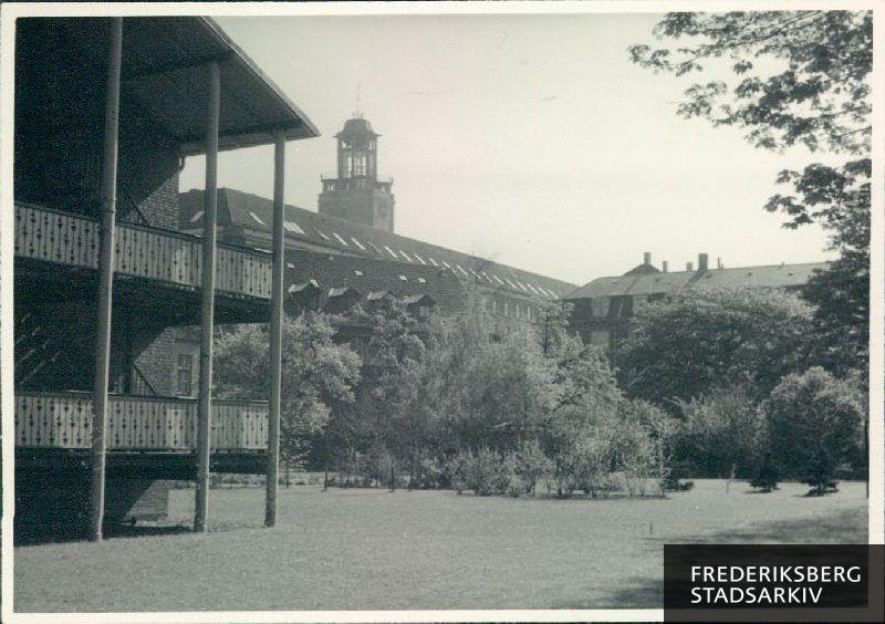 4. maj kollegiet med Frederiksberg Rådhus- og tårn i baggrunden