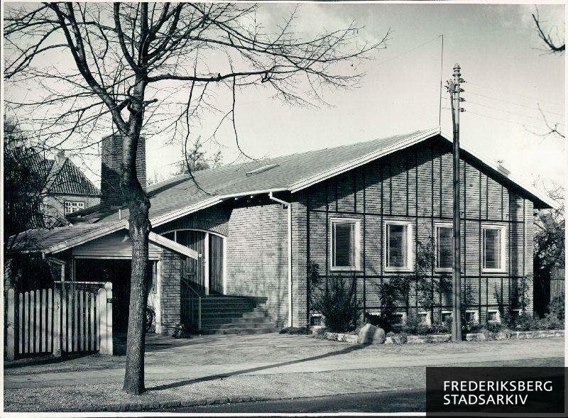 Villa på Fuglebakkevej 73 præmieret af Frederiksberg Kommune for året 1951-52. Bygherre: Læge M.M. Holme. Arkitekt: K. Weidemann-Petersen, M.A.A.