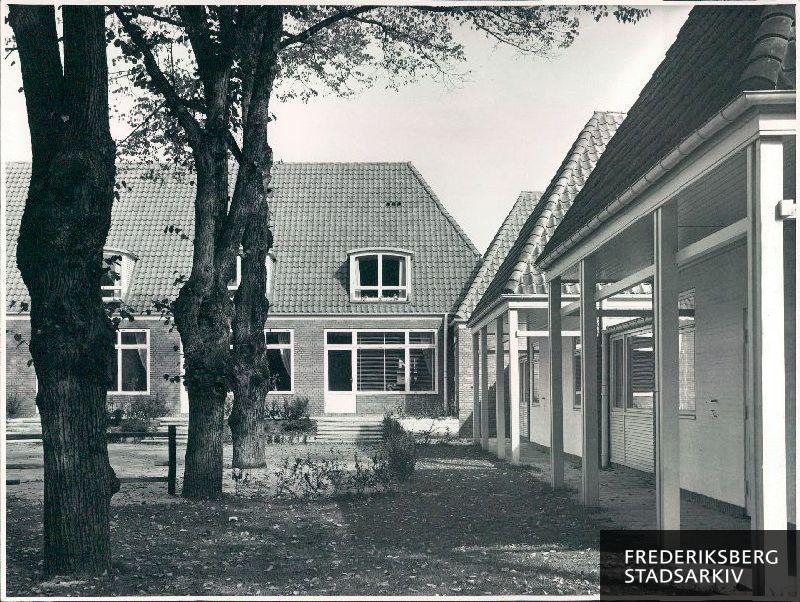 Louis Petersens Børnegård. Arkitekt: E. Harpøth Bygherre: Louis Petersens Legat. Præmieret af Frederiksberg Kommune i 1953-1954