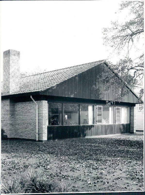 Murstensvilla på Magnoliavej 40 set fra havesiden opført i 1963. Bygherre: Ingeniør Erik Hvidbjerg Arkitekt: Ib Fabiansen. Præmieret fra Frederiksberg Kommune for 1963- 1964