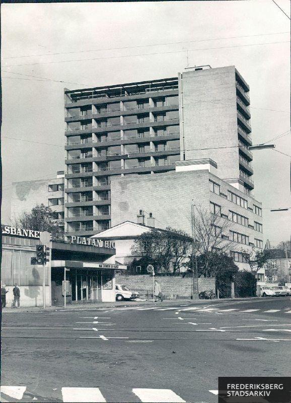 Højhus/boligbebyggelse på Platanvej set fra Vesterbrogade. I venstre side ses Handelsbanken og herefter Platan Biografen. Den hvide villa er Platanvej 30