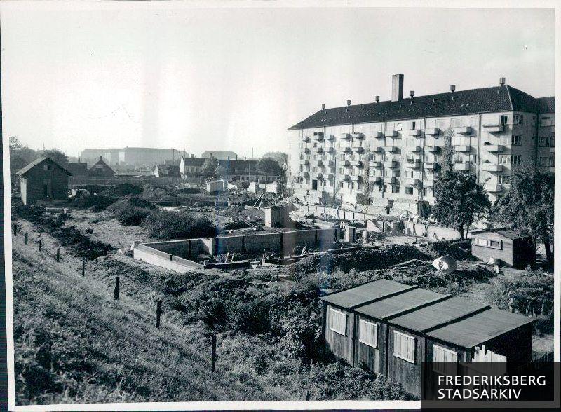 Byggeplads med kælderudgravning og fundament.