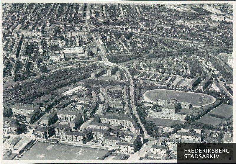 Området omkring Frederiksberg Stadion og Sønderjyllands Allé. I midten ses aldersrenteboligerne tæt ved jernbaneviadukten ved Finsensvej. I forgrunden ses Peter Bangs Vej med KB Hallen i nederste venstre hjørne