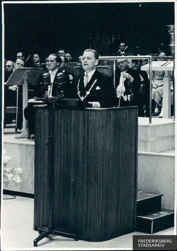 Borgmester Stæhr Johansen på talerstolen foran orkesteret i rådhussalen ved indvielsen af Frederiksberg Rådhus 9. maj 1953