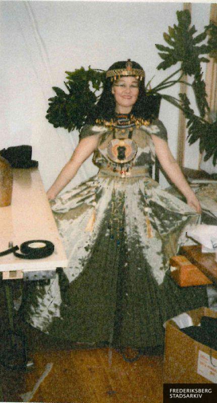 Daimi prøver sit kostume til forestillingen 'Cleopatra'