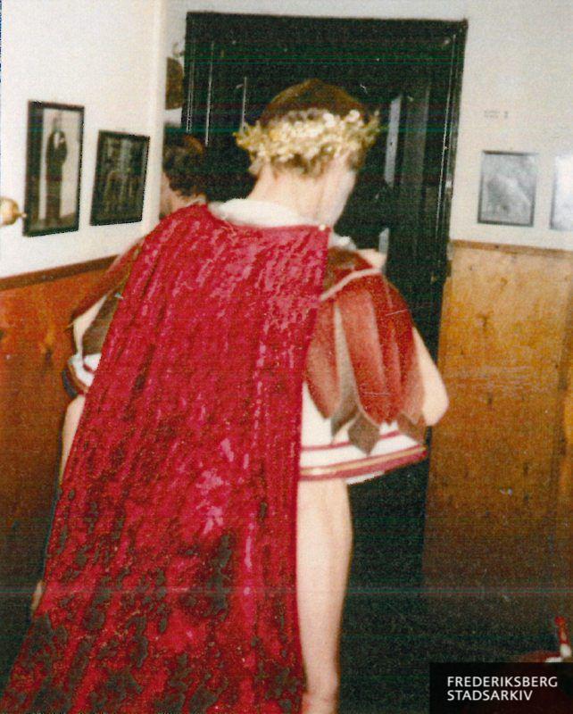 Baard Owe i sit kostume som Gajus Julius Cæser. Her er han på vej ned til forpremieren den 20. februar 1984