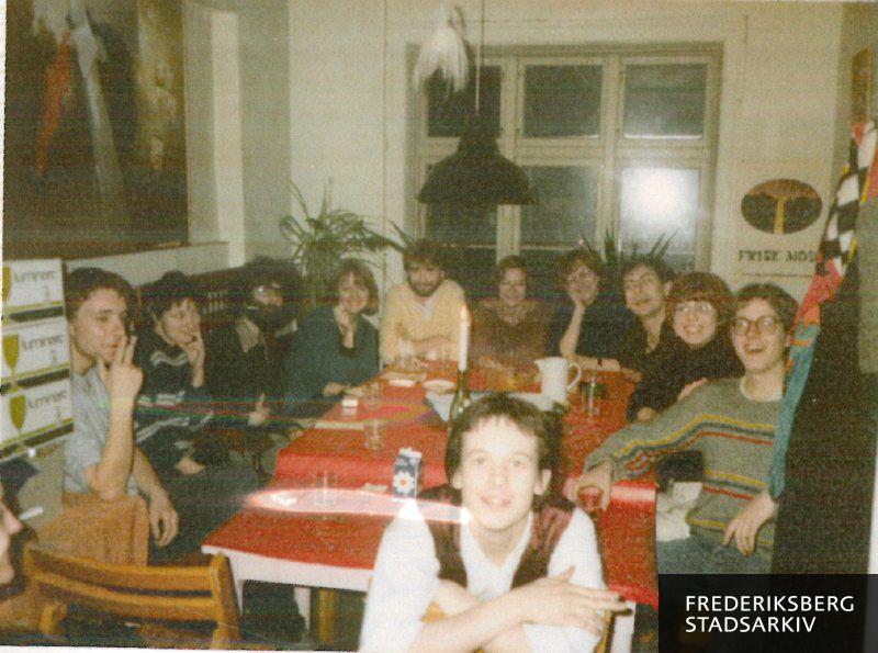 Skuespillere og scenefolk drikker the og kaffe på Riddersalen, medens de holder pause. I urets retninger er det: I forgrunden Niels Gøtzsche Frederiksen, herefter Jan Bruun Jensen, Tine Møller, Poul Arne Kring Sørensen, 'De tre fra systuen' (bl.a. Hanne Lundquist og Erik Cseh), Jytte Abildstrøm, Christian Hougård, Signe Birkbøl og Peter Mygind