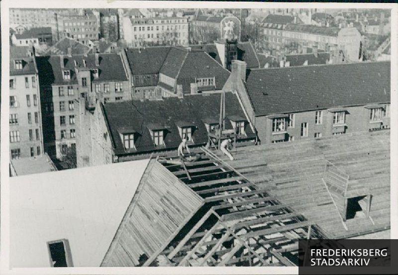 Tagdækning på tværfløjen på Frederiksberg Rådhud set mod nord. Det øverste af husene i Smallegade kan ses umiddelbart bag rådhusbyggeriet