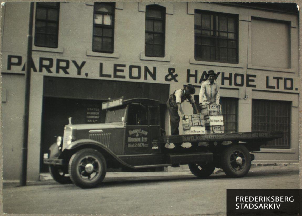 I udlandet, sted ukendt. En lastbil med metalvarer parkeret foran en afdeling af shippingfirmaet 'Parry, Leon og Hayhoe LTD'