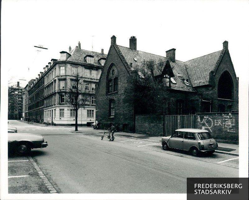Frederiksberg Asylselskab og småbørnstandklinik, set fra Sindshvilevej 18. I baggrunden er Aksel Møllers Have