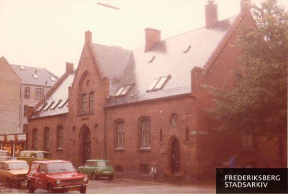Frederiksberg Asylselskab og småbørnstandklinik, set fra Sindshvilevej 18. I baggrunden er Aksel Møllers Have